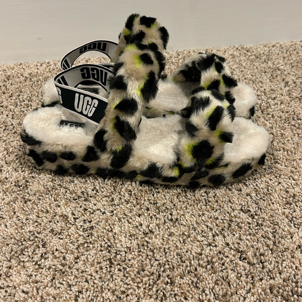Ugg furry sandal size 10 never worn